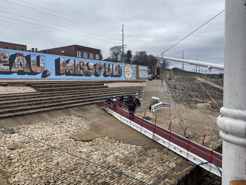 2022-12-02_MICapeGiradeau,MississippiRiver_American-Queen_River-Flood-Wall_Entrance (2)